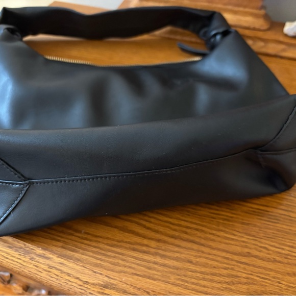 Elizabeth and James Elegant Black Hobo Bag with Slouchy Design - Picture 5 of 9